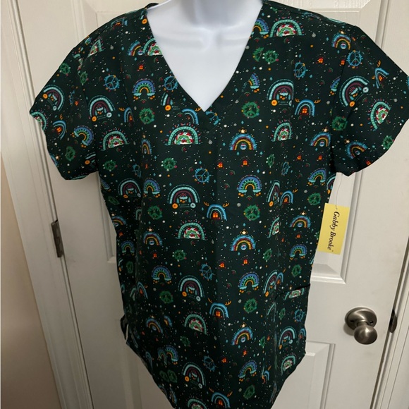 Women’s Gabby Brooke Holiday Christmas Rainbow Scrub Top NWT size Medium gift - Picture 1 of 5